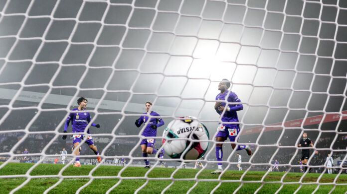 Mit einem Sieg in die Winterpause: Die Austrianer bejubeln das 3:1 gegen Sturm durch Kelvin Boateng (rechts).