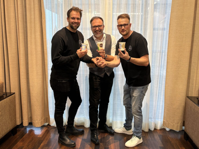Dominik Prochazka (Mia Coffee), Fritz Kaltenegger und Michal Novák (Mia Coffee) freuen sich auf die Zusammenarbeit.