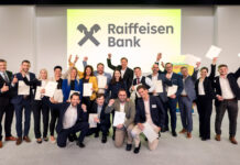 Expertenforum: „Elfermoment für Berater“ 19 Finanzberatern freuen sich über ihr Diplom.