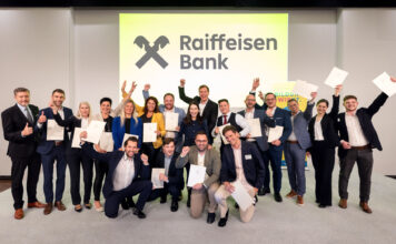 Expertenforum: „Elfermoment für Berater“ 19 Finanzberatern freuen sich über ihr Diplom.