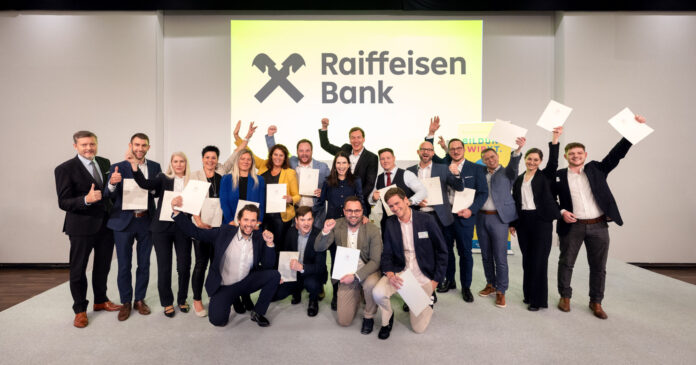 19 Finanzberatern freuen sich über ihr Diplom.