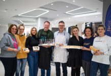 Giving Tuesday: Kekse für den guten Zweck Teamarbeit auf hohem Niveau: RLB-Vorstand Rainer Stelzer (5. von links) präsentiert stolz mit den anderen Bäckern die süßen Köstlichkeiten.