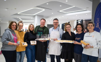 Giving Tuesday: Kekse für den guten Zweck Teamarbeit auf hohem Niveau: RLB-Vorstand Rainer Stelzer (5. von links) präsentiert stolz mit den anderen Bäckern die süßen Köstlichkeiten.