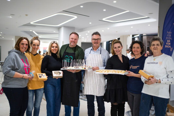 Teamarbeit auf hohem Niveau: RLB-Vorstand Rainer Stelzer (5. von links) präsentiert stolz mit den anderen Bäckern die süßen Köstlichkeiten.