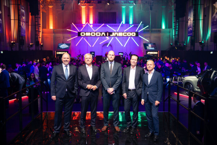 Lars Pauly (CEO Colmobil), Alexander Schmidecker (CEO Raiffeisen-Leasing), Michael Heilegger (CFO Colmobil), Beat Mungenast (COO Raiffeisen-Leasing) und Christoph Hayden (CRO Raiffeisen-Leasing)