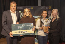 Thomas Schauer (links) und Ernestine Grießler (rechts) von der RBR St. Pölten überreichten den ersten INNA Award an das glückliche Siegerteam von „in-kind“.