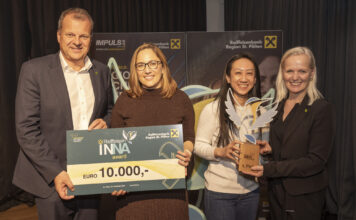 Thomas Schauer (links) und Ernestine Grießler (rechts) von der RBR St. Pölten überreichten den ersten INNA Award an das glückliche Siegerteam von „in-kind“.