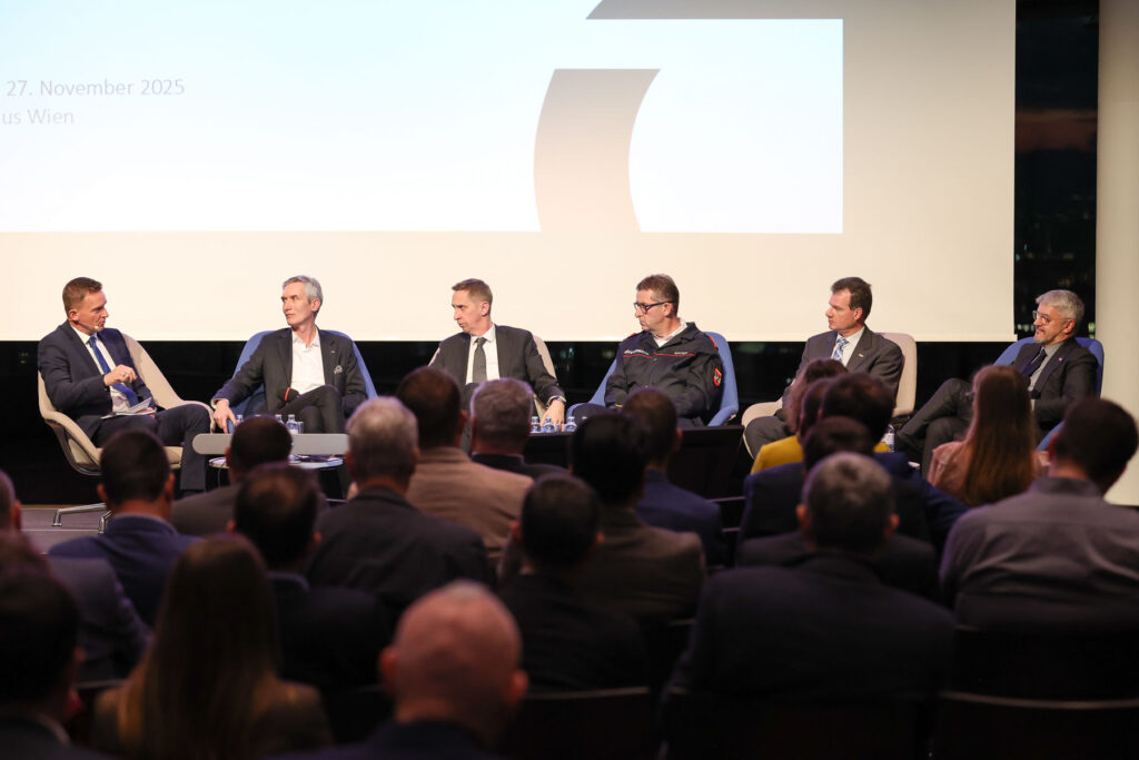 Mario Drobics (AIT), Gerald Lischka (BMI), Robert Mayer (Feuerwehr), Gerald Ortner (Landespolizeidirektor Steiermark) und Regierungsberater Peter Vorhofer waren sich im Gespräch mit Moderator Roman Hahslinger (links) einig, dass Resilienz nur gelingen kann, wenn Bund, Länder, Einsatzkräfte und kritische Infrastrukturen abgestimmt und vorausschauend zusammenarbeiten.