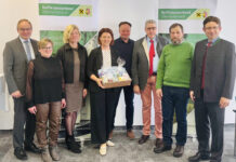 Genossenschaftsanwalt Walter Lederhilger, Sabine Söllinger, AR-Vorsitzende der Bio-Genossenschaft Schlierbach, Margit Mayr-Steffeldemel, Obmann-Stv. der Berglandmilch, Agrarlandesrätin Michaela Langer-Weninger, Johannes Trinkfass, Obmann der Gmundner Molkerei, Agrarökonom Torsten Hemme, Albert Winderle, AR-Vorsitzender der Vöcklakäserei, und Verbandsdirektor Norman Eichinger