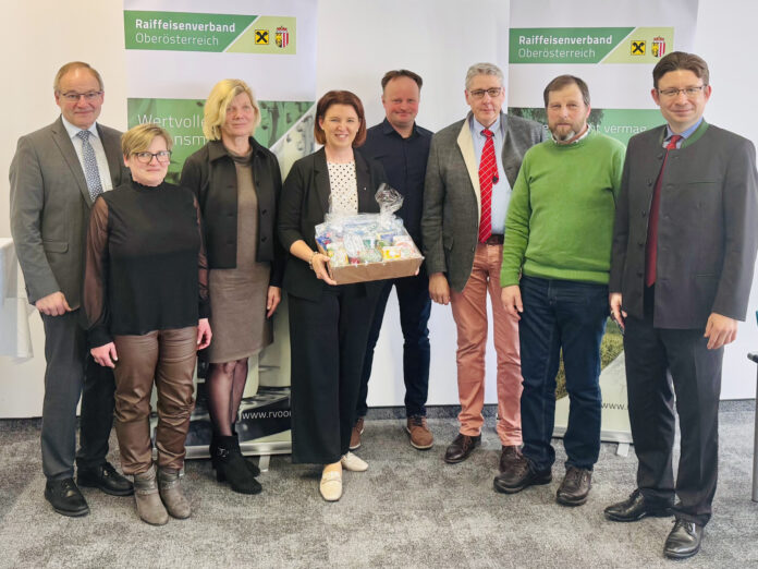 Genossenschaftsanwalt Walter Lederhilger, Sabine Söllinger, AR-Vorsitzende der Bio-Genossenschaft Schlierbach, Margit Mayr-Steffeldemel, Obmann-Stv. der Berglandmilch, Agrarlandesrätin Michaela Langer-Weninger, Johannes Trinkfass, Obmann der Gmundner Molkerei, Agrarökonom Torsten Hemme, Albert Winderle, AR-Vorsitzender der Vöcklakäserei, und Verbandsdirektor Norman Eichinger