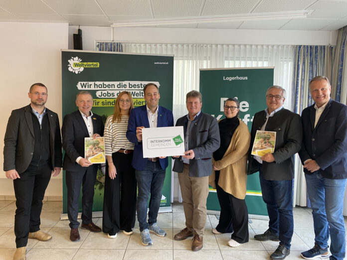 Baumeister Anton Dirnberger, Interkomm-Obmann-Stv. Josef Ramharter, Regionalberaterin Nina Sillipp, Interkomm-Obmann Patrick Layr, RLH-Obmann Erich Fuchs, Eva Grundwald (Personalentwicklung RLH Zwettl), Interkomm-Obmann-Stv. Werner Scheidl und RLH-Geschäftsführer Wolfgang Gwiß haben die Partnerschaft besiegelt.