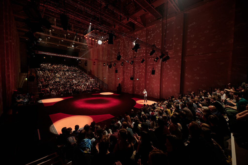 Am Welttag des Tanzes verwandelt sich der große Saal des Posthofs in eine Tanz-Arena.