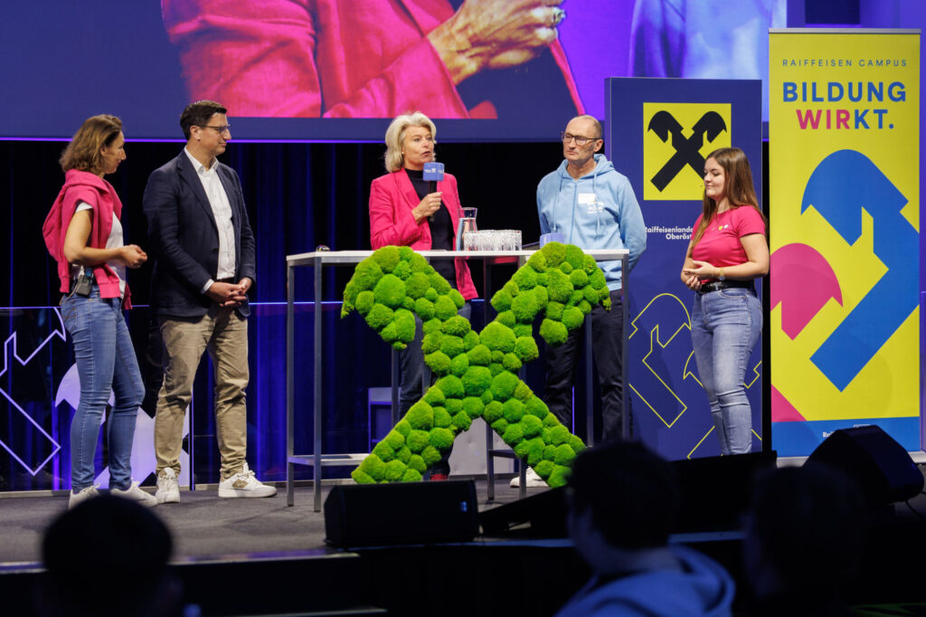 Die Moderatoren Martina Weissenbök (links) und Angelika Senk (rechts) im Gespräch mit Robert Pichler, Bettina Kastner und Georg Kammerer