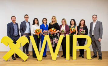 Die Vorstände der Raiffeisenbank Hackl, Moßbauer und Schinnerl mit den Vortragenden