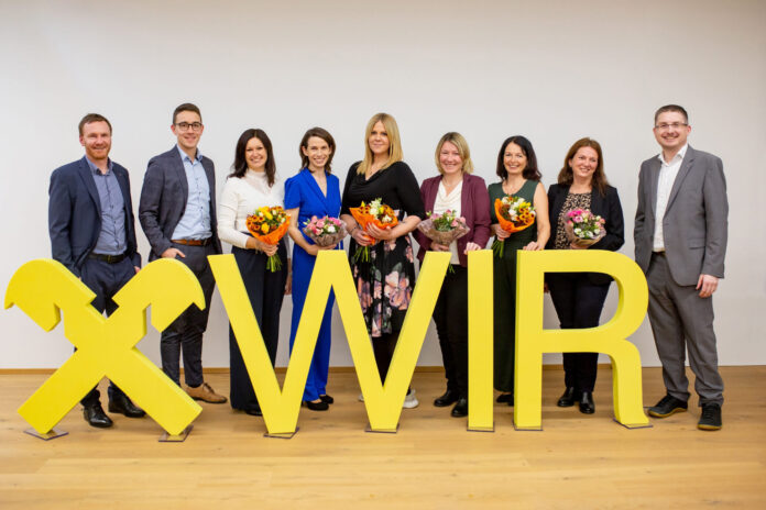 Die Vorstände der Raiffeisenbank Hackl, Moßbauer und Schinnerl mit den Vortragenden