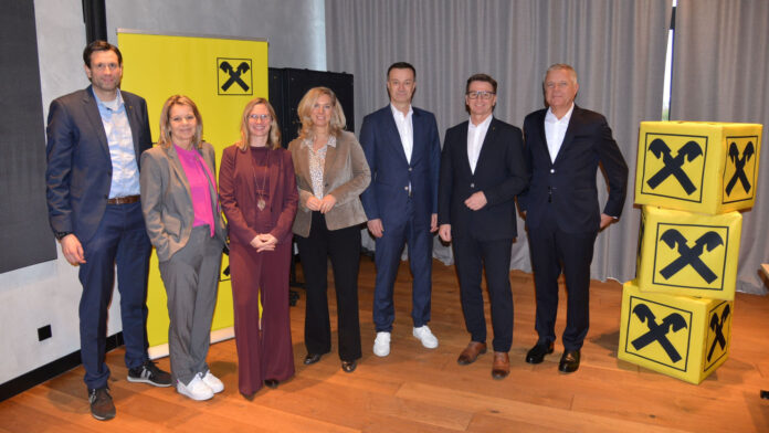 Die Vorstände der RLB Burgenland, Matthias Trost, Eva Fugger und Rudolf Suttner (2. von rechts), mit Carina Weidinger, Daniela Uhlik-Kliemstein, Hans-Christian Vallant und Alexander Schmidecker