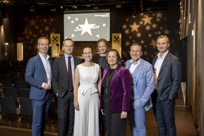 Franz Schellhorn (2. von links), Nicola Winter (3. von links) mit Moderatorin Denise Neher und den Vorständen David Bramberger, Elke Pagitz, Michael Rieser und Bernhard Schwaiger
