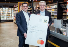 Mit Raiffeisen jö-Punkte sammeln Marcel Haraszti, Vorstand Rewe International, und Michael Höllerer, Generaldirektor Raiffeisen NÖ-Wien, freuen sich über die Partnerschaft.