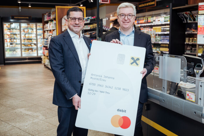 Marcel Haraszti, Vorstand Rewe International, und Michael Höllerer, Generaldirektor Raiffeisen NÖ-Wien, freuen sich über die Partnerschaft.