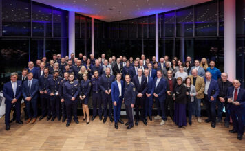 Raiffeisen ehrt Wiener Polizisten Gruppenfoto von der Verleihung des Sicherheitsverdienstpreises für Wien 2025