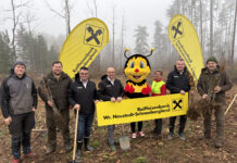 Sumsi forstet auf Gruppenfoto beim Pflanzen des Sumsi-Waldes