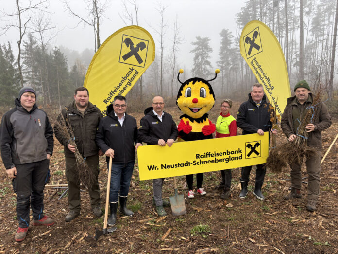 Gruppenfoto beim Pflanzen des Sumsi-Waldes