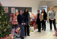 Surprise in a Box: Freude schenken Rund 300 Päckchen und 245 Kinogutscheine wurden von den RBI-Mitarbeitenden an zwei Nachmittagen verpackt.