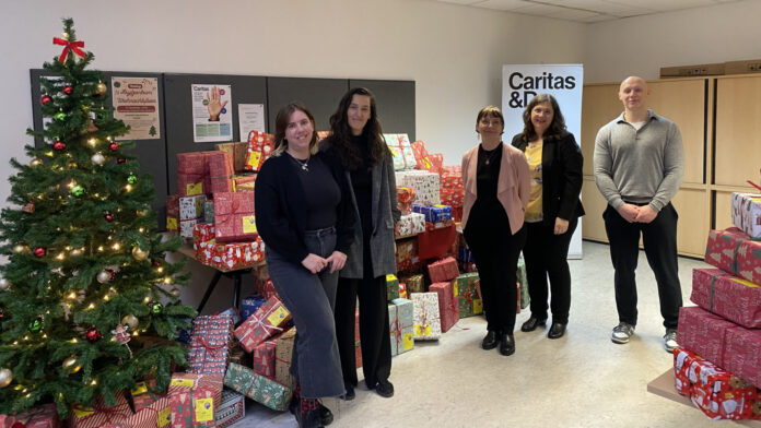 Rund 300 Päckchen und 245 Kinogutscheine wurden von den RBI-Mitarbeitenden an zwei Nachmittagen verpackt.