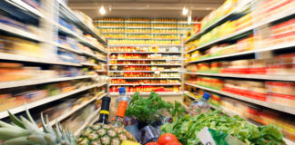Voller Einkaufswagen mit Obst Gemüse Lebensmittel in Supermarkt