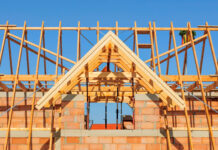 Wohnimmobilien: Zarter Aufschwung nimmt Form an Dachstuhl eines Einfamilienhauses