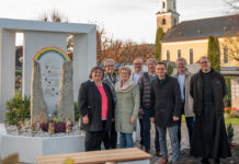 Gitti Salzmann, Manuela Frenkenberger, Ortsbäuerin Andrea Rainer, Gert Pfarrmaier, Pflasterer Wolfgang Schmidhuber, Dominik Elmer (Erzdiözese Sbg.), Bürgermeister Johann Grubinger und Pfarrer Don Xandro Pachta