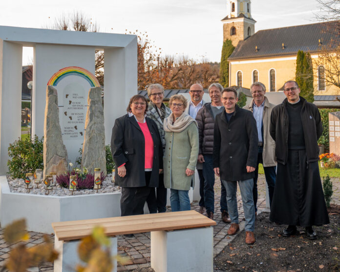 Gitti Salzmann, Manuela Frenkenberger, Ortsbäuerin Andrea Rainer, Gert Pfarrmaier, Pflasterer Wolfgang Schmidhuber, Dominik Elmer (Erzdiözese Sbg.), Bürgermeister Johann Grubinger und Pfarrer Don Xandro Pachta