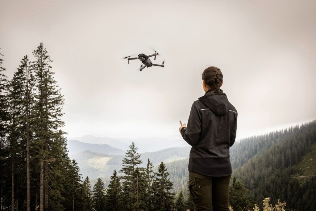 Drohne über einem Wald