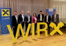 Gruppenbild: Die Vorstände Franz Hackl und Michael Schinnerl, Leiter Privatkunden David Holzmann, Moderatorin Heidi Raab, die Impulsreferenten Valentin Hofstätter und David Striegl sowie Vorstand Klemens Moßbauer