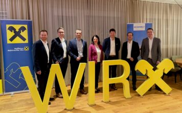 Gruppenbild: Die Vorstände Franz Hackl und Michael Schinnerl, Leiter Privatkunden David Holzmann, Moderatorin Heidi Raab, die Impulsreferenten Valentin Hofstätter und David Striegl sowie Vorstand Klemens Moßbauer