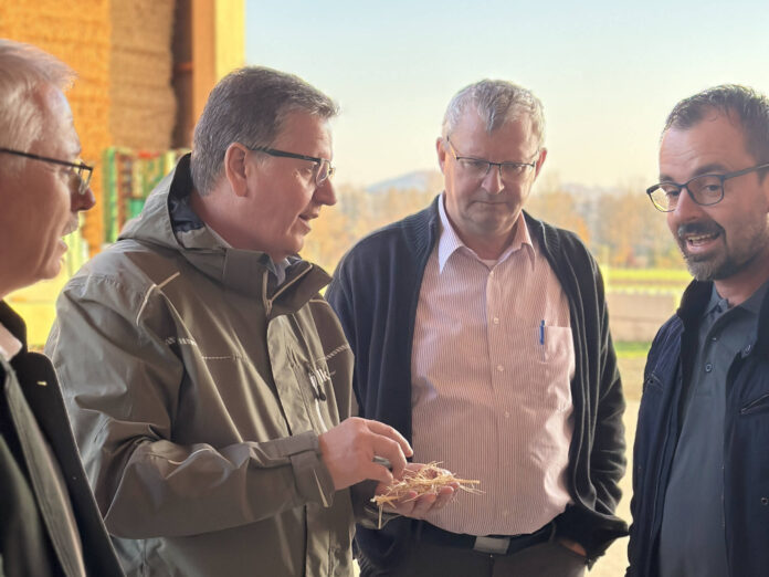 Der Präsident der LK Steiermark, Andreas Steinegger (2.v.l.) im Gespräch mit mehreren Männern