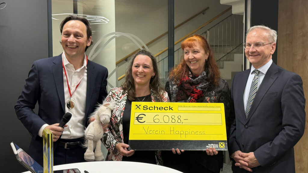 Im Zuge der Eröffnung überreichten die Geschäftsleiter Johannes Jaindl und Günther Harold einen Spendenscheck über 6.088 Euro an den Verein „Happiness“ – der Erlös der Weihnachtsaktion 2025.