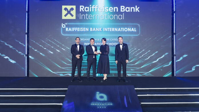 Die RBI Innovation Manager Jonathan Fernandez und Christine Schättin bei der Award-Überreichung