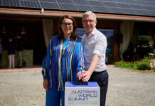 Neue Raiffeisen-Holding NÖ-Wien Beteiligung Monika Langthaler und Michael Höllerer besiegeln die weitere Zusammenarbeit.