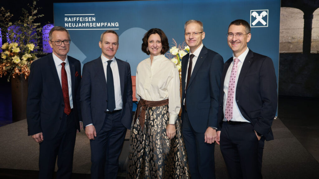 Die RVS-Geschäftsführung, Heinz Konrad, Anna Doblhofer-Bachleitner, Andreas Derndorfer und Manfred Quehenberger begrüßten 1.300 Gäste und Impulsgeber Franz Schellhorn (2.v.l.) in der Salzburger Felsenreitschule.