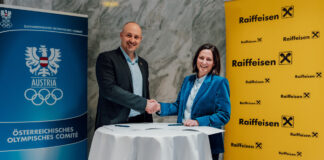 Florian Gosch und Petra Walter besiegeln die Partnerschaft zwischen ÖOC und Raiffeisen.