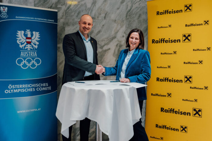 Florian Gosch und Petra Walter besiegeln die Partnerschaft zwischen ÖOC und Raiffeisen.