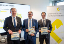 Christian Helmenstein, Erwin Hameseder und Johannes Rehulka mit dem Wertschöpfungsbericht 2026