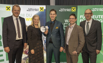 Die Geschäftsleiter Thomas Schauer und Ernestine Grießler, Obmann Michael Hell und AR-Vorsitzender Franz Höchtl begrüßten den KI-Experten Florian Arndt (Mitte) beim Neujahrsempfang 2026.