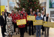 Gruppenfoto von der Scheckübergabe