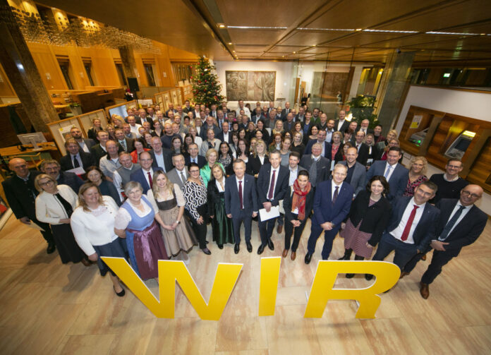 150 langjährige RVS-Mitarbeiter kamen in der Bankhalle zusammen.