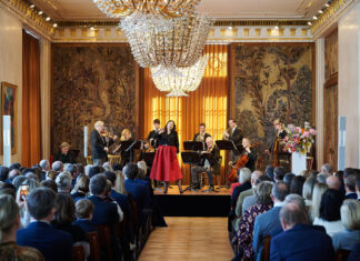 Opernsängerin Corina Koller begleitet von Mitgliedern der Wiener Philharmoniker bei der Matinee von Raiffeisen Continuum in der Wiener Staatsoper