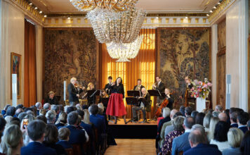 Opernsängerin Corina Koller begleitet von Mitgliedern der Wiener Philharmoniker bei der Matinee von Raiffeisen Continuum in der Wiener Staatsoper