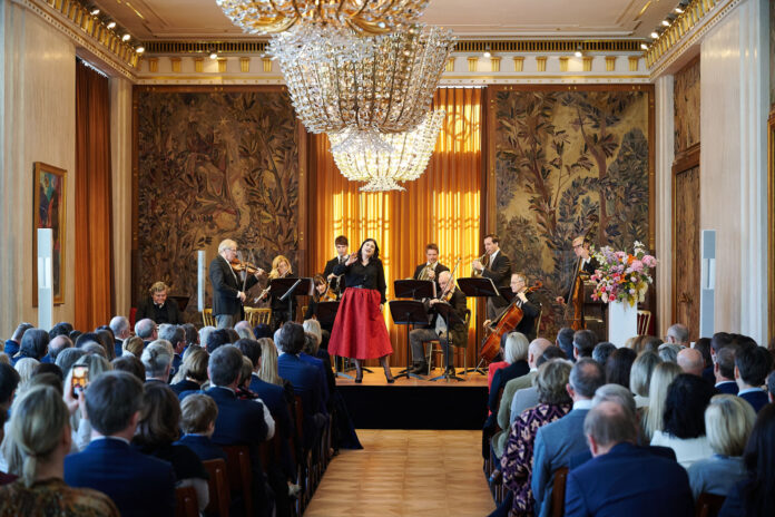 Opernsängerin Corina Koller begleitet von Mitgliedern der Wiener Philharmoniker bei der Matinee von Raiffeisen Continuum in der Wiener Staatsoper