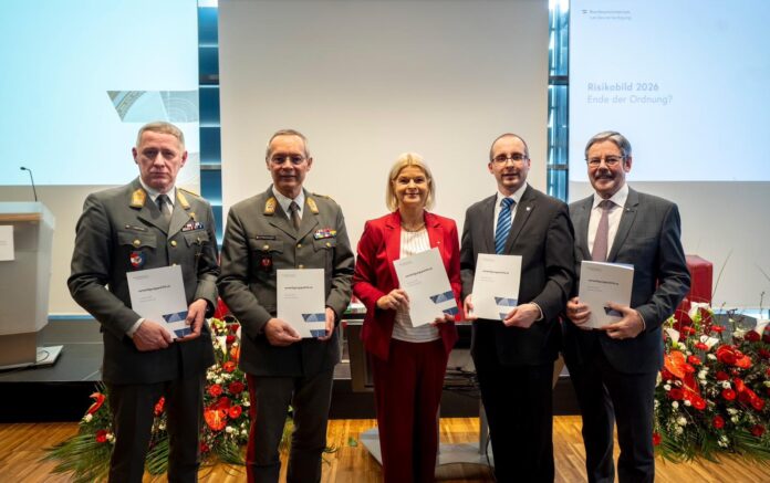 Ronald Vartok, Generalstabschef Rudolf Striedinger, Klaudia Tanner, Arnold Kammel und Erwin Hameseder